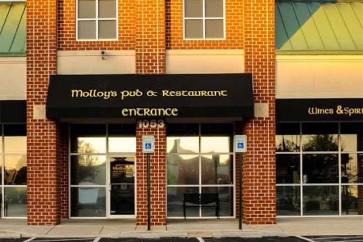 The front of Molloy's Irish Pub